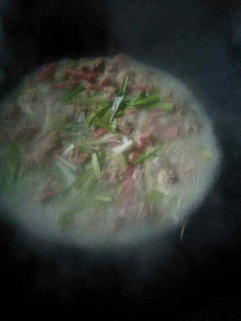 家常烩三鲜,再加入葱白叶，加一点盐，鸡精调味出锅