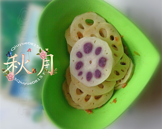 芥末拌藕片,紫薯蒸熟去皮,搅碎成泥状,把紫薯泥填充到藕孔里。