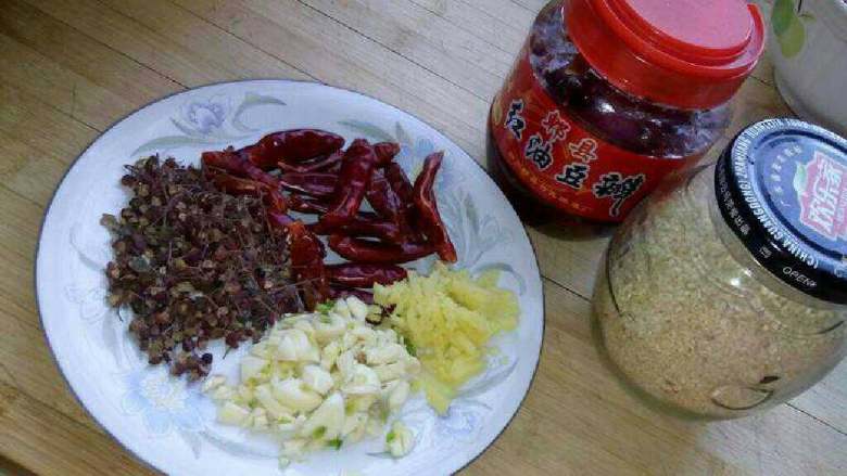 简单的水煮肉片,准备调配料，葱姜蒜切末，如图