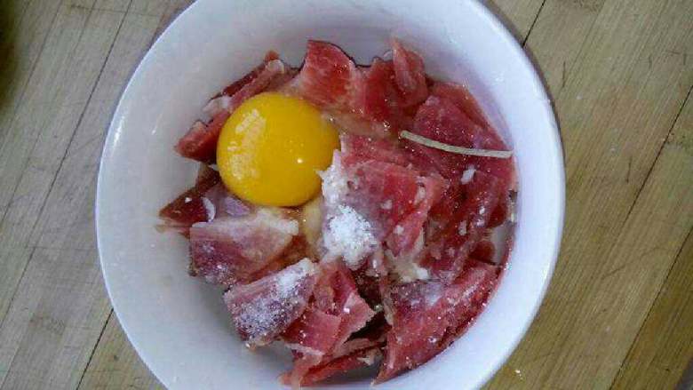 简单的水煮肉片,肉片加一个<a style='color:red;display:inline-block;' href='/shicai/ 9'>鸡蛋</a> 淀粉，料酒，盐，