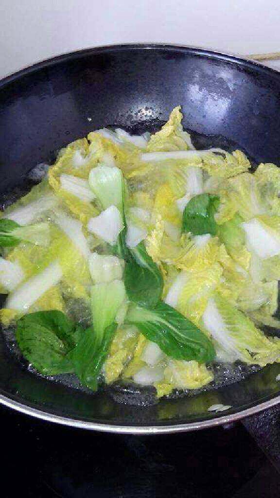 简单的水煮肉片,锅烧开水，放<a style='color:red;display:inline-block;' href='/shicai/ 140'>娃娃菜</a>，<a style='color:red;display:inline-block;' href='/shicai/ 115'>油菜</a>，<a style='color:red;display:inline-block;' href='/shicai/ 4199'>豆腐皮</a>，火腿肠煮熟