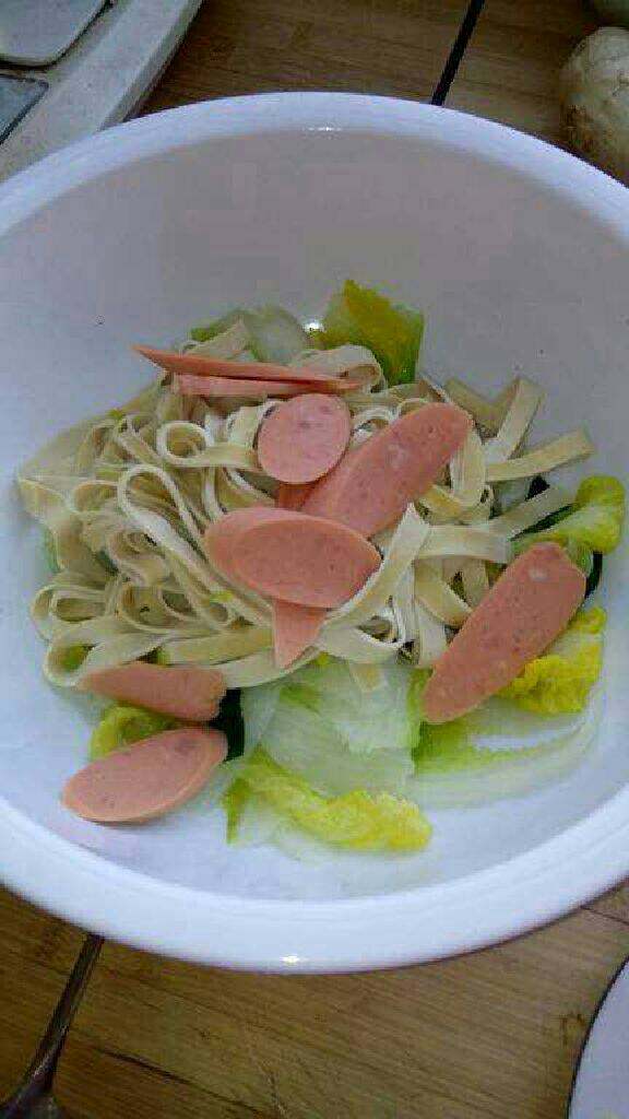 简单的水煮肉片,捞起装碗，【可以加自己喜欢的菜】