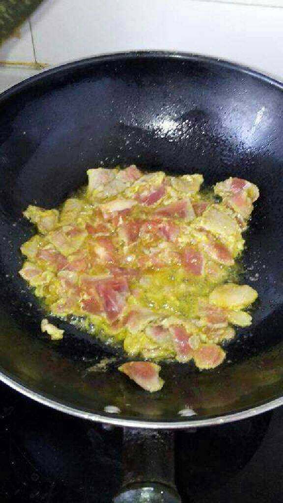 简单的水煮肉片,热锅放油炒一下肉片