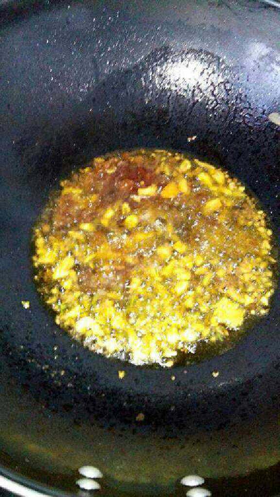 简单的水煮肉片,锅留底油，爆香花椒，<a style='color:red;display:inline-block;' href='/shicai/ 86474'>干辣椒</a>捞起，再爆香葱姜蒜