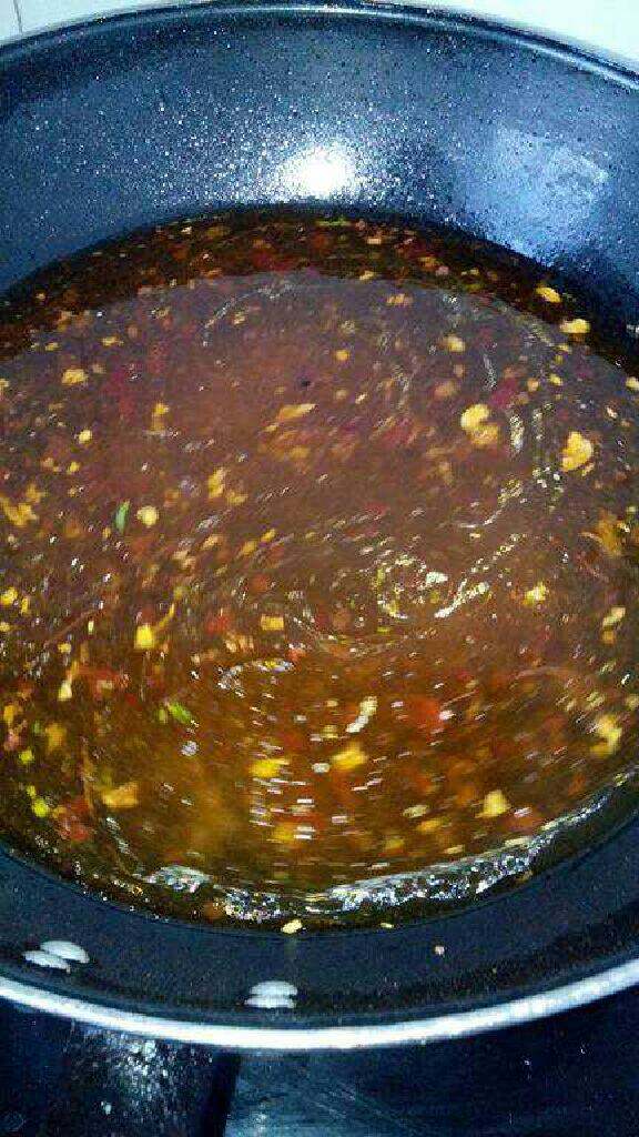 简单的水煮肉片,加入高汤或水，肉片再煮一下