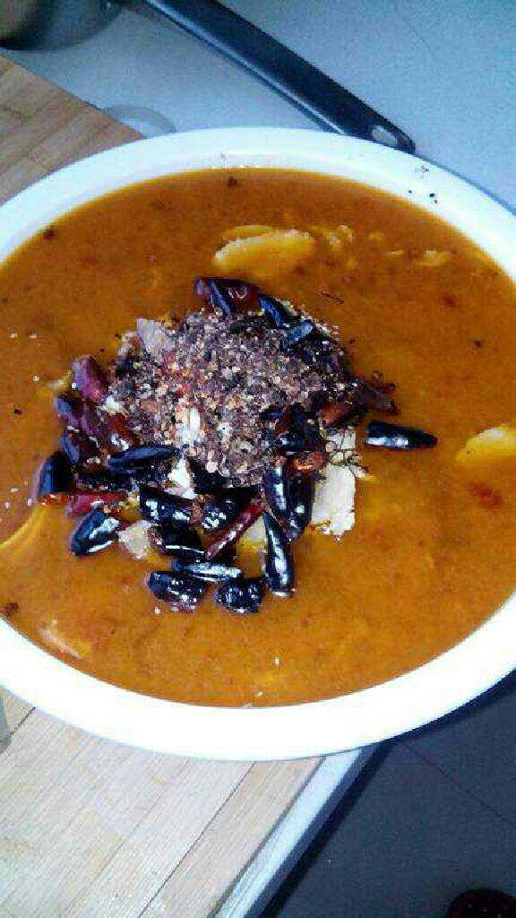 简单的水煮肉片,装碗，上面放<a style='color:red;display:inline-block;' href='/shicai/ 666'>芝麻</a>，刚刚捞起的干辣椒，花椒。很简单对不对。