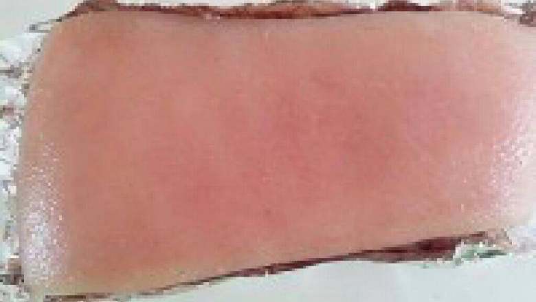 脆皮烧肉, 周围的锡纸围起来,然后放入冷藏1-2小时。如果要冷藏1个晚上也可以,我是从早上就开始腌制到了晚饭时刻才烤的。