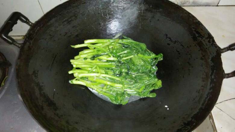 我的轻素菜,把洗好的菜心放下锅里炒。