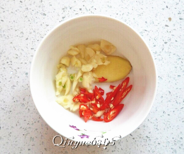 素炒芹菜百合,<a style='color:red;display:inline-block;' href='/shicai/ 3250'>葱</a>、蒜、<a style='color:red;display:inline-block;' href='/shicai/ 86663'>红辣椒</a>切粒、姜切片