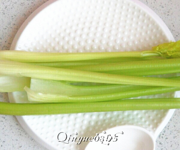 素炒芹菜百合,<a style='color:red;display:inline-block;' href='/shicai/ 125'>芹菜</a>洗净