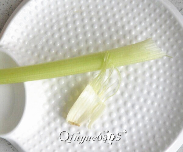 素炒芹菜百合,把芹菜的筋剥去