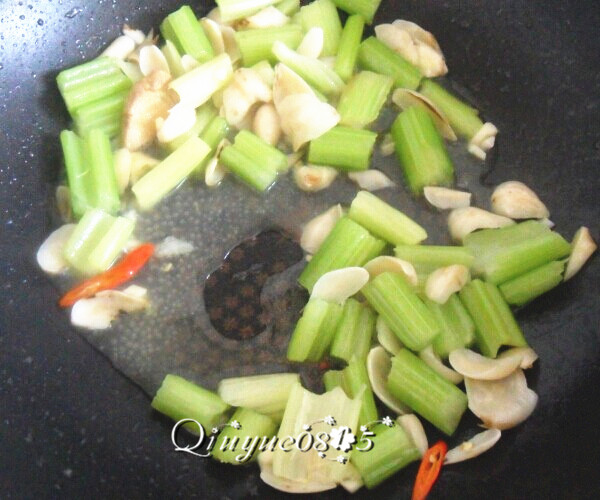 素炒芹菜百合,最后水淀粉勾芡，放<a style='color:red;display:inline-block;' href='/shicai/ 847'>香油</a>、<a style='color:red;display:inline-block;' href='/shicai/ 720'>胡椒粉</a>等。