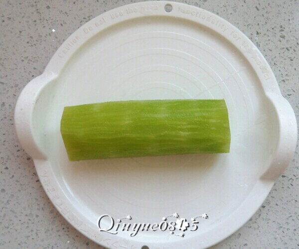 清炒莴笋腰果,<a style='color:red;display:inline-block;' href='/shicai/ 124'>莴笋</a>去皮洗净