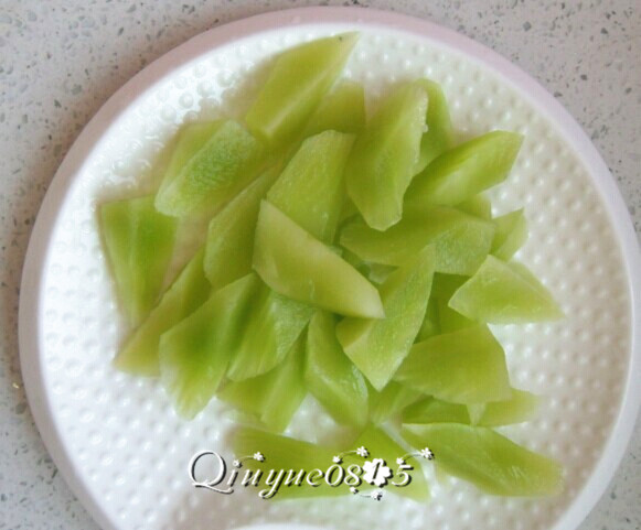 清炒莴笋腰果,滚刀块