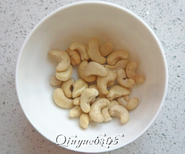 清炒莴笋腰果,<a style='color:red;display:inline-block;' href='/shicai/ 669'>腰果</a>备用