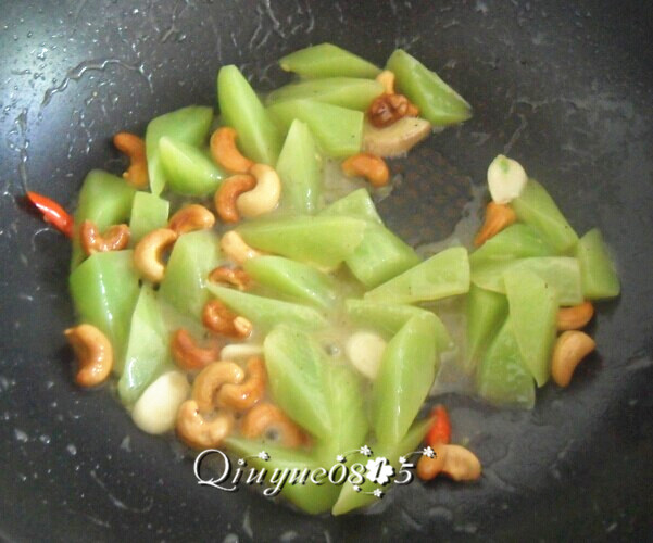 清炒莴笋腰果,水淀粉勾芡、放<a style='color:red;display:inline-block;' href='/shicai/ 847'>香油</a>、<a style='color:red;display:inline-block;' href='/shicai/ 720'>胡椒粉</a>，最后放腰果，搅匀。
