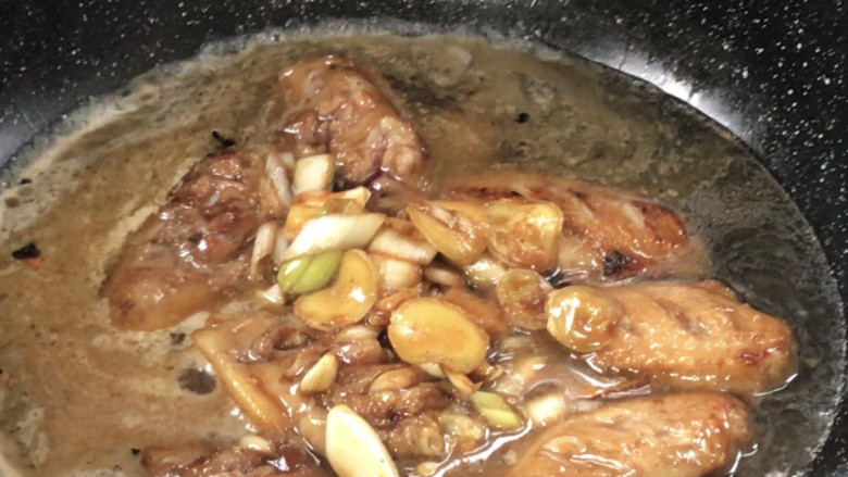 蒜香焖翅,加入腌制的料汁,加入适量清水