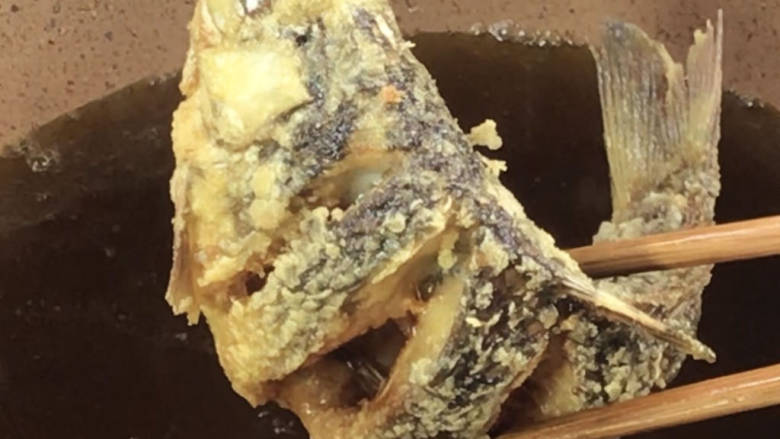 双龙戏珠,炸至金黄色捞出,沥油