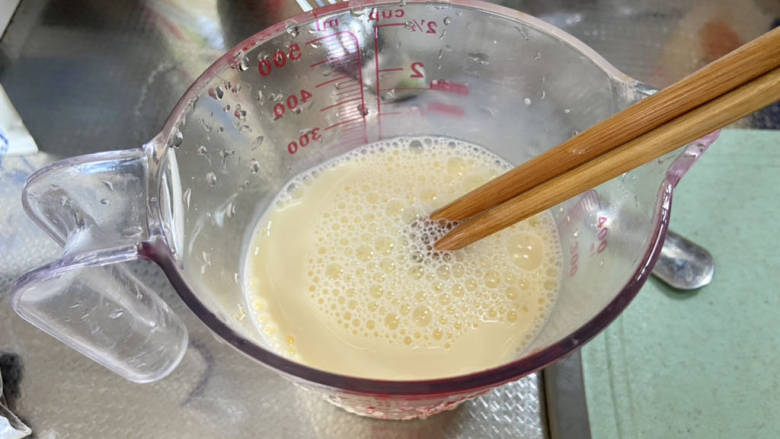 法式牛奶烤吐司,简单的鸡蛋牛奶汁就准备好了,如果想奶味更浓郁,可以加入一点炼乳更好吃