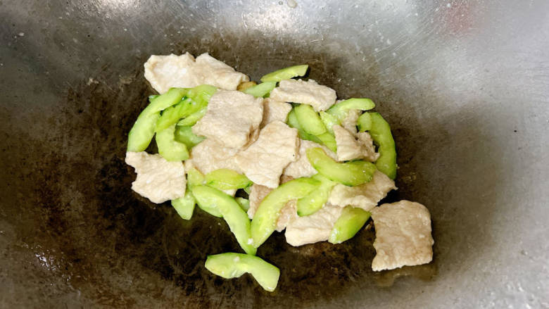 黄瓜炒肉片,再次翻炒,即可成熟