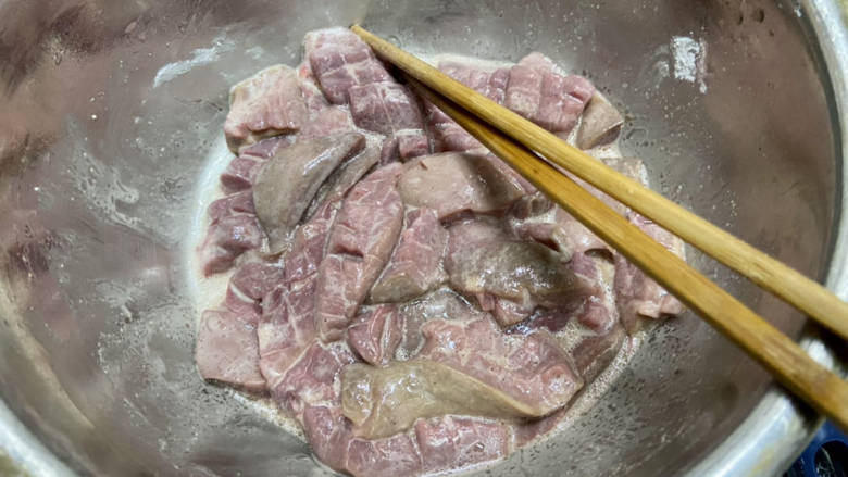 爆炒猪腰,再加入一汤匙淀粉,一茶匙食用油抓匀腌制10分钟