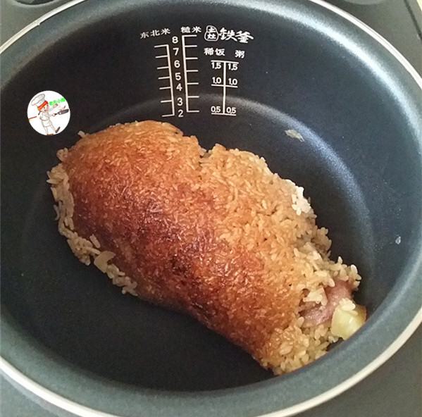 腊味糯米饭,把煮好的煲仔饭盛入碗中,最后锅底还有一层厚厚的锅巴