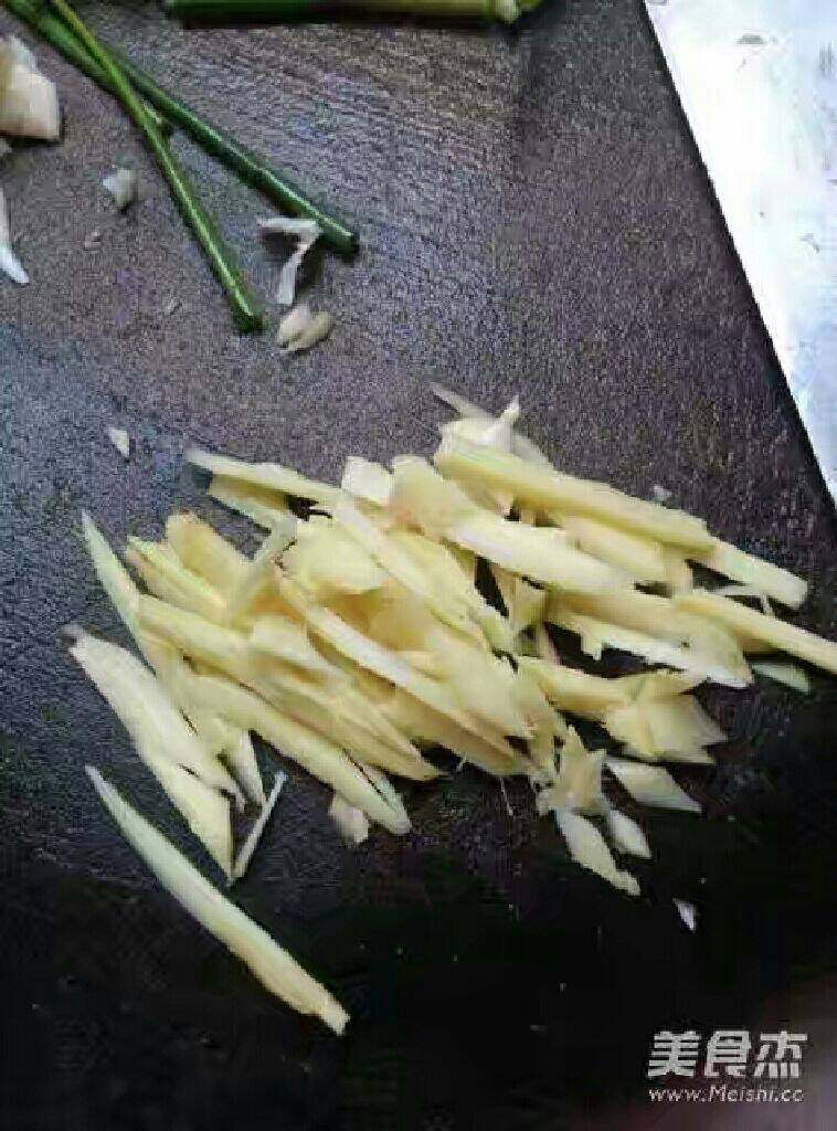 豉油鸡,把之前的姜切成姜丝备用