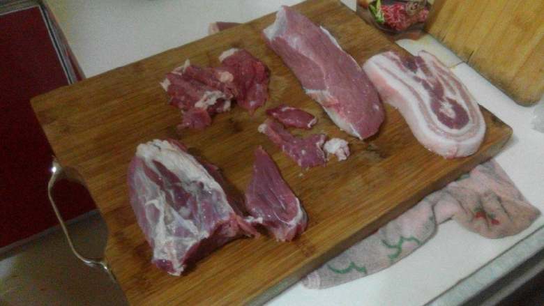 电饼铛烤牛肉,先把牛肉洗净，切片，放在容器里