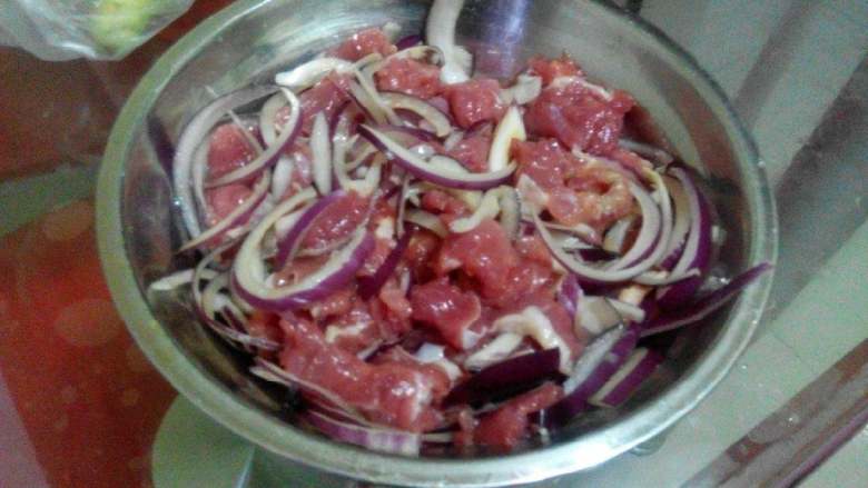 电饼铛烤牛肉,把<a style='color:red;display:inline-block;' href='/shicai/ 29'>洋葱</a>切丝，打一个<a style='color:red;display:inline-block;' href='/shicai/ 9'>鸡蛋</a>放在容器里，倒入<a style='color:red;display:inline-block;' href='/shicai/ 718'>料酒</a>和少量盐腌制两个小时