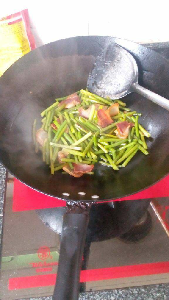 腊肉炒蒜苗,蒜苗先焯水，腊肉下锅炒出油，在到掉多余的油，下入蒜苗翻炒，加适量盐调味