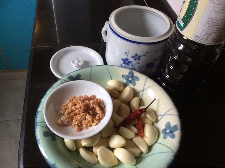 酱油蒜头,将蒜头剥衣,虾米洗干净