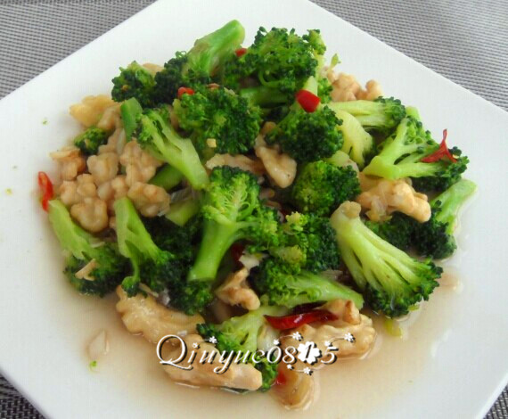 西兰花炒核桃仁,<a style='color:red;display:inline-block;' href='/shicai/ 5056'>核桃仁</a>和<a style='color:red;display:inline-block;' href='/shicai/ 119'>西兰花</a>