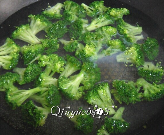 西兰花炒核桃仁,开水锅滴几滴油,放少许盐,焯熟西兰花,捞出。