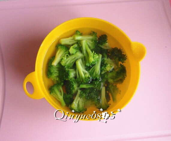 西兰花炒核桃仁,用凉水泡一下。