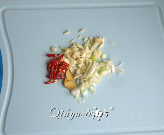 西兰花炒核桃仁,<a style='color:red;display:inline-block;' href='/shicai/ 3250'>葱</a>蒜<a style='color:red;display:inline-block;' href='/shicai/ 62'>辣椒</a>切碎，<a style='color:red;display:inline-block;' href='/shicai/ 37'>姜</a>切片。