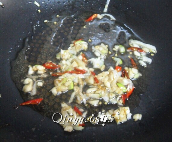 西兰花炒核桃仁,放<a style='color:red;display:inline-block;' href='/shicai/ 721'>蚝油</a>,炒。