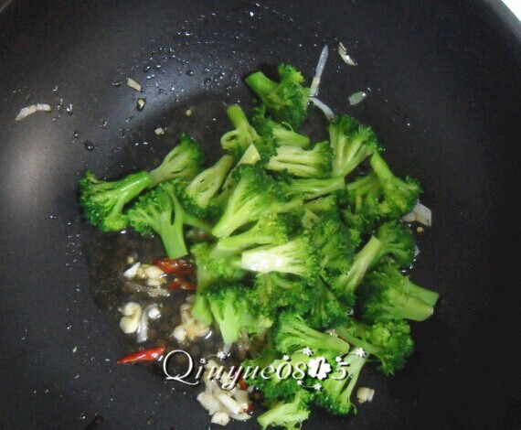 西兰花炒核桃仁,放西兰花