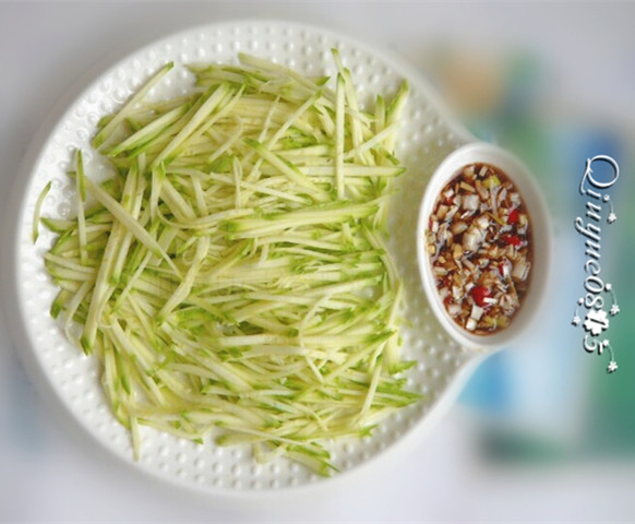 嫩西葫芦蘸料小凉菜