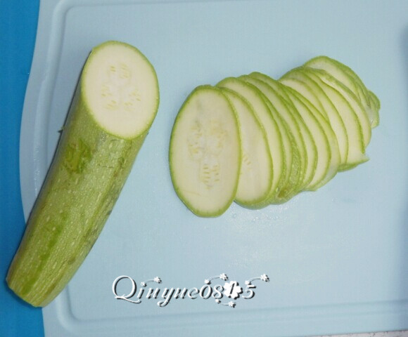 嫩西葫芦蘸料小凉菜,先切片