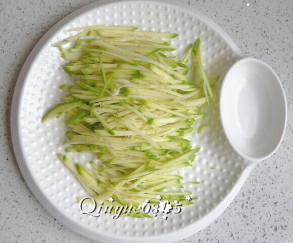 嫩西葫芦蘸料小凉菜,再切成丝