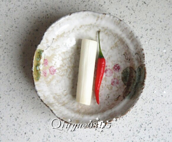 嫩西葫芦蘸料小凉菜,<a style='color:red;display:inline-block;' href='/shicai/ 3250'>葱</a>、小红尖辣椒