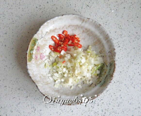 嫩西葫芦蘸料小凉菜,葱花、尖椒碎