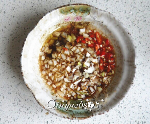 嫩西葫芦蘸料小凉菜,放盐、<a style='color:red;display:inline-block;' href='/shicai/ 692'>酱油</a>、醋、<a style='color:red;display:inline-block;' href='/shicai/ 720'>胡椒粉</a>、<a style='color:red;display:inline-block;' href='/shicai/ 847'>香油</a>、<a style='color:red;display:inline-block;' href='/shicai/ 772'>芥末油</a>等调味品