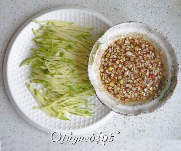 嫩西葫芦蘸料小凉菜,蘸着或拌在一起开吃