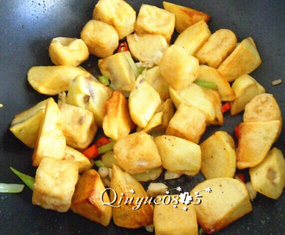大烩菜,放炸过的土豆和豆腐。稍炒。