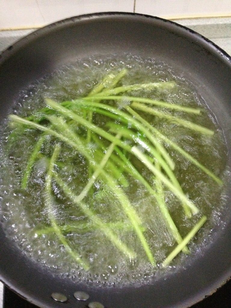 芹菜拌木耳,<a style='color:red;display:inline-block;' href='/shicai/ 125'>芹菜</a>洗净开水汆烫，如图