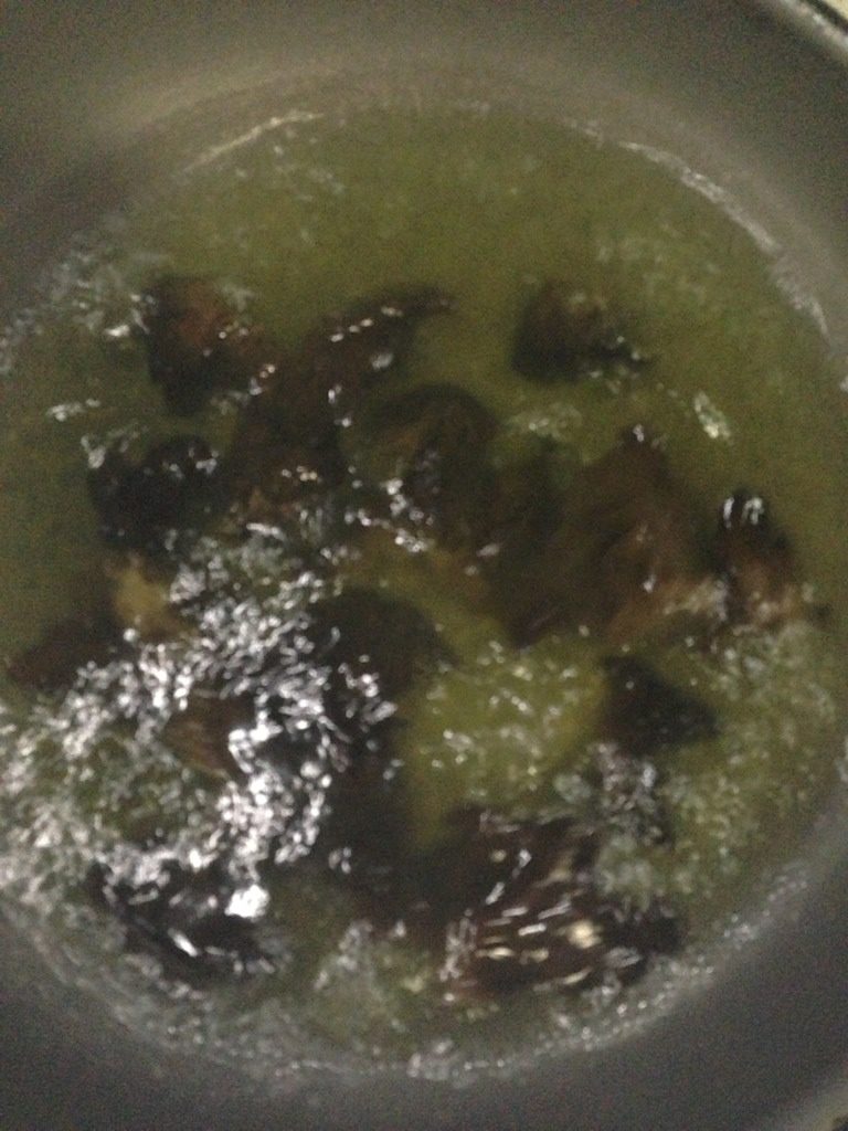 芹菜拌木耳,<a style='color:red;display:inline-block;' href='/shicai/ 233'>木耳</a>开水烫一下，如图