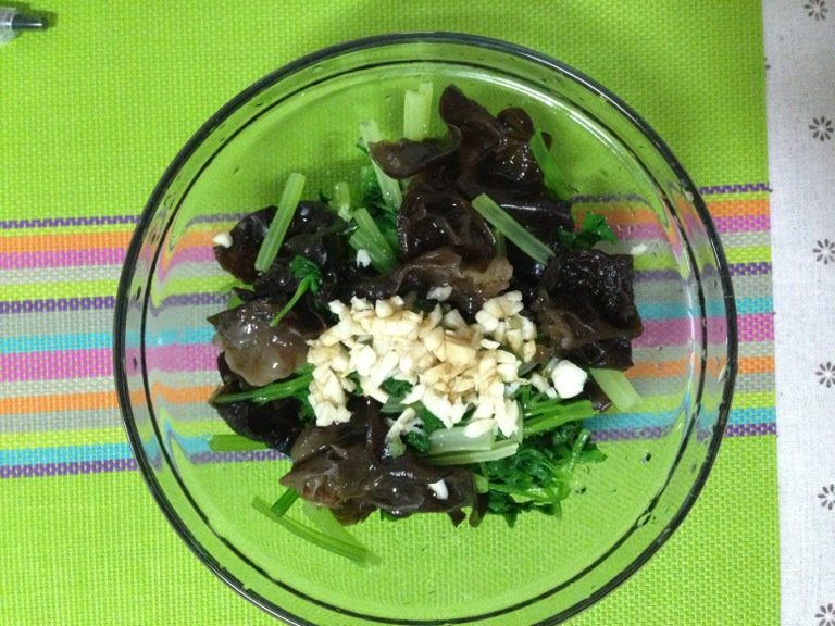 芹菜拌木耳,把芹菜，木耳过凉水，切好放入碗中，调入香油，生抽，醋，蒜，如图