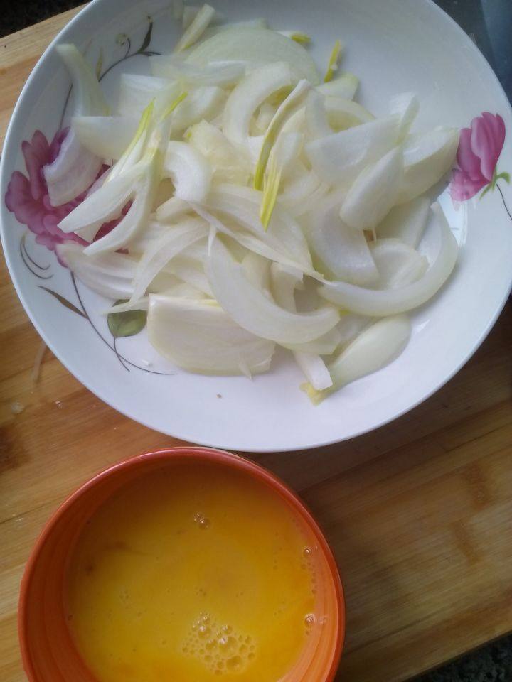 洋葱炒鸡蛋,将<a style='color:red;display:inline-block;' href='/shicai/ 9'>鸡蛋</a>打散，<a style='color:red;display:inline-block;' href='/shicai/ 29'>洋葱</a>切丝备用。