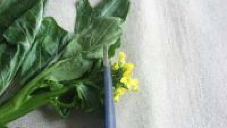 白灼菜芯,若菜心内有黄色菜花,将花剪去